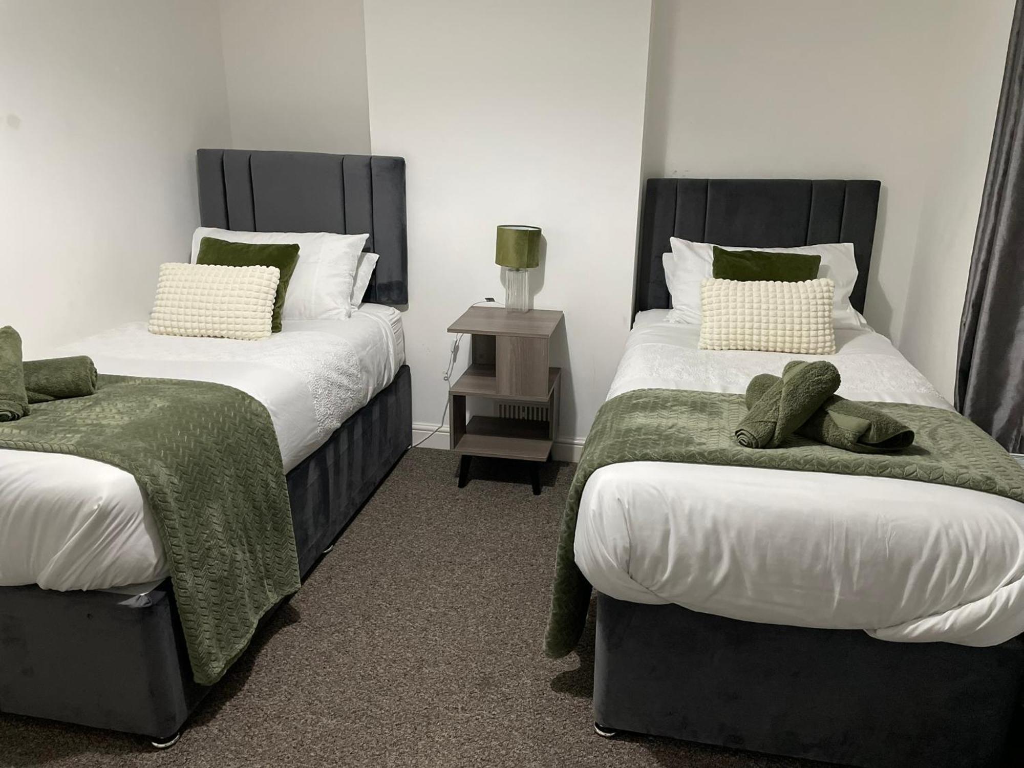 Comfy Home For Contractors And Families With Free Parking - Sage View 올더숏 외부 사진